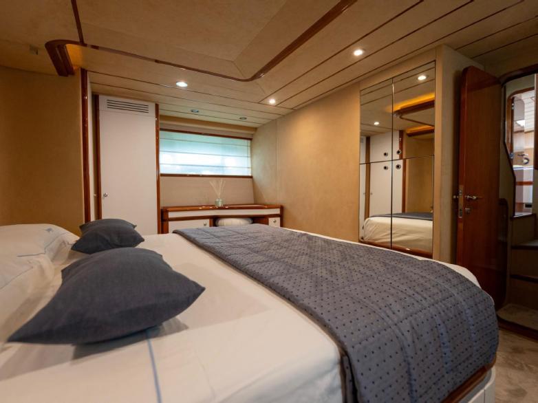 Jumpy Luxury Yacht *