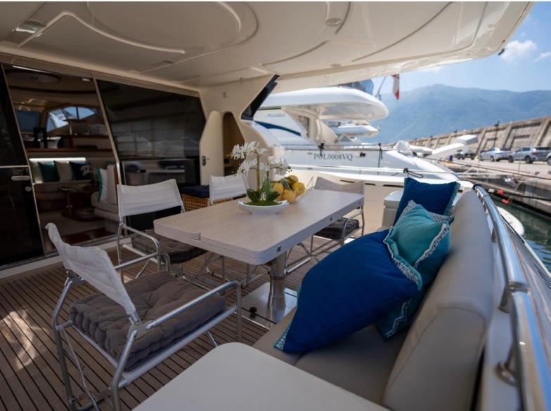 Botel Jumpy Luxury Yacht